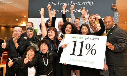 Mitarbeiter von John Lewis in der Oxford Street, London, feiern den Jahresbonus im Jahr 2015