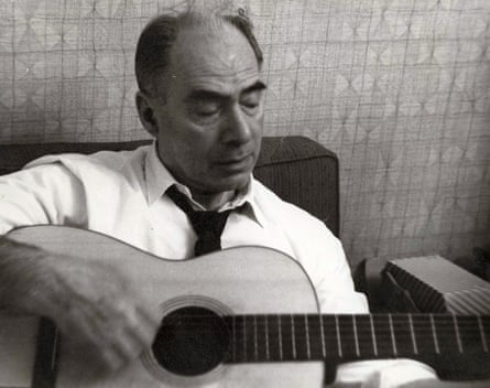 Jack Ubaldi zupft Anfang bis Mitte der 1960er Jahre die Saiten an der Gitarre von Sohn Gus – er konnte nicht spielen.