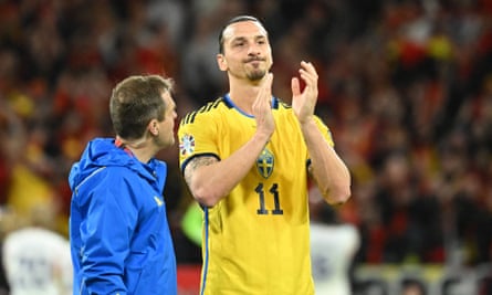 Zlatan Ibrahimovic applaudiert den Fans nach seinem rekordverdächtigen Auftritt für Schweden
