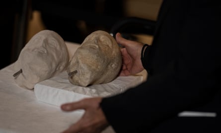 Eine Skulptur, die den Kopf eines bärtigen Mannes (rechts) darstellt, neben der Replik, die sie jetzt ersetzt.