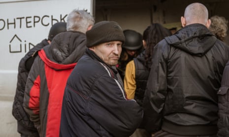 Einwohner warten in der Frontstadt Avdiivka auf Hilfspakete