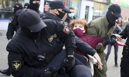 Polizisten nehmen eine Frau während einer Kundgebung der Opposition fest