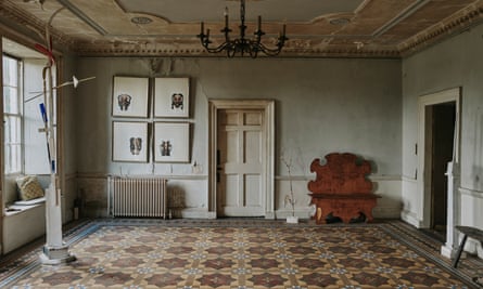Ein Quartett gerahmter Werke in der riesigen Eingangshalle mit gefliestem Musterboden.