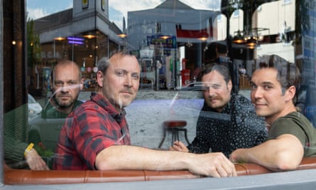 Vier Led By Donkeys-Aktivisten, die durch ein Kneipenfenster gesehen wurden