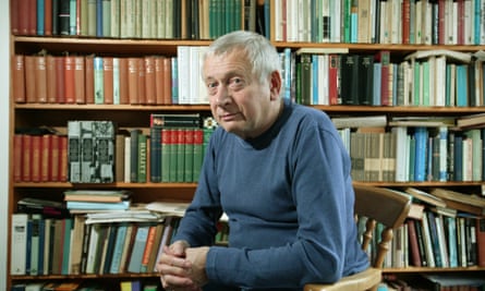 Autor, Memoirenschreiber und Dichter Paul Bailey in seiner Bibliothek.