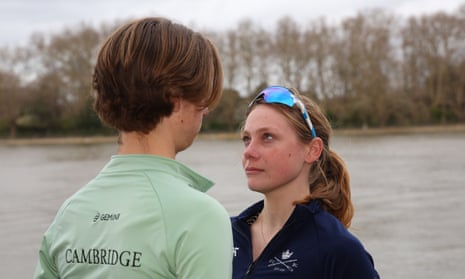 Jasper Parish, Steuermann des Cambridge University Boat Club, und Anna O'Hanlon, Steuermann des Oxford University Boat Club, stehen sich gegenüber.
