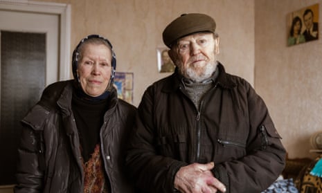 Ein älteres Ehepaar posiert nach dem Beschuss für ein Foto.  In Avdiivka leben nur noch 2000 Zivilisten, gegenüber einer Vorkriegsbevölkerung von 30.000.