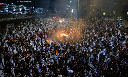 Israelis blockieren am Sonntag, den 26. März, eine Autobahn in Tel Aviv