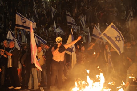 Tausende Israelis blockieren die Autobahn Ayalon in Tel Aviv