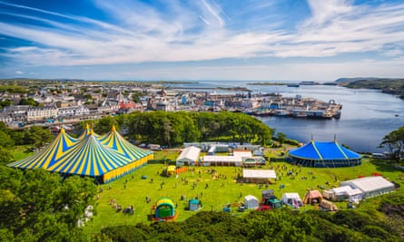 Festivalgelände mit großen Zelten in der Nähe des Hafens