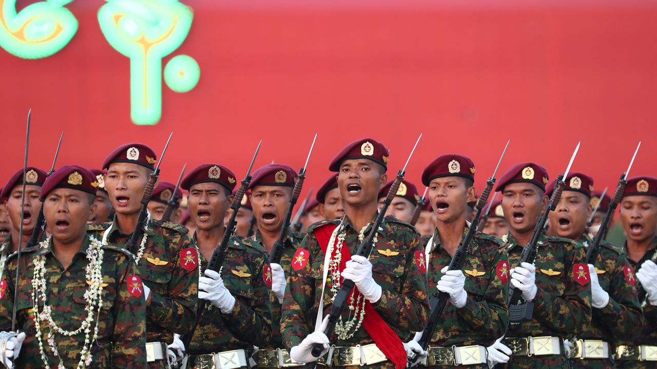 Militäroffiziere marschieren während einer Parade zum Gedenken an Myanmars 78. Tag der Streitkräfte in Naypyidaw, Myanmar, Montag, 27. März 2023.