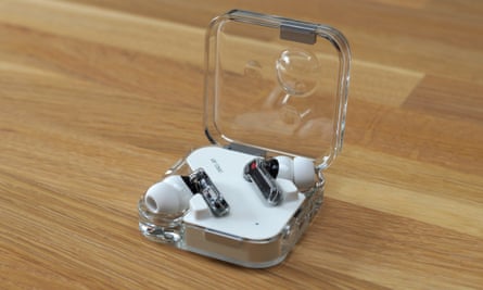 Die Nothing Ear 2 Ohrhörer in ihrer halbtransparenten Ladebox.