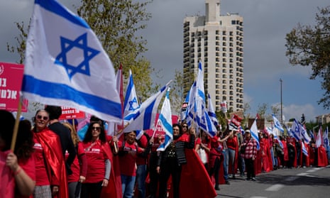 Israelis protestieren vor dem Parlament in Jerusalem gegen den Justizrevisionsplan von Ministerpräsident Benjamin Netanjahu.