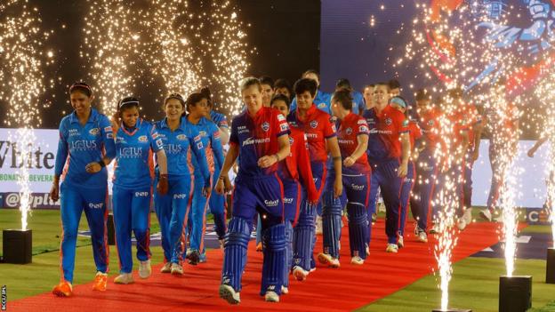 Mumbai Indians und Delhi Capitals betreten das Feld für das WPL-Finale mit einem Feuerwerk um sie herum