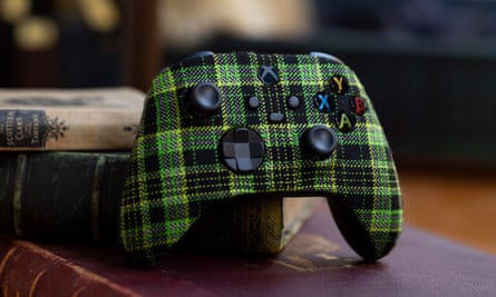 Knöpfe drücken … ein Xbox-Controller im Schottenmuster