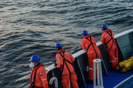 Vier Küstenwachen in Orange suchen nach Ölspuren von einem Schiff