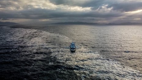 Ein Schiff auf hoher See inmitten einer Ölpest.