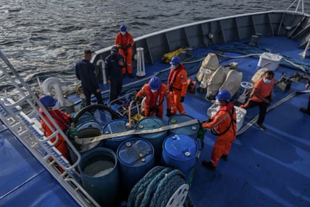 Die Besatzung der philippinischen Küstenwache bereitet auf BRP Bagacay ein Öldispergiermittel vor.