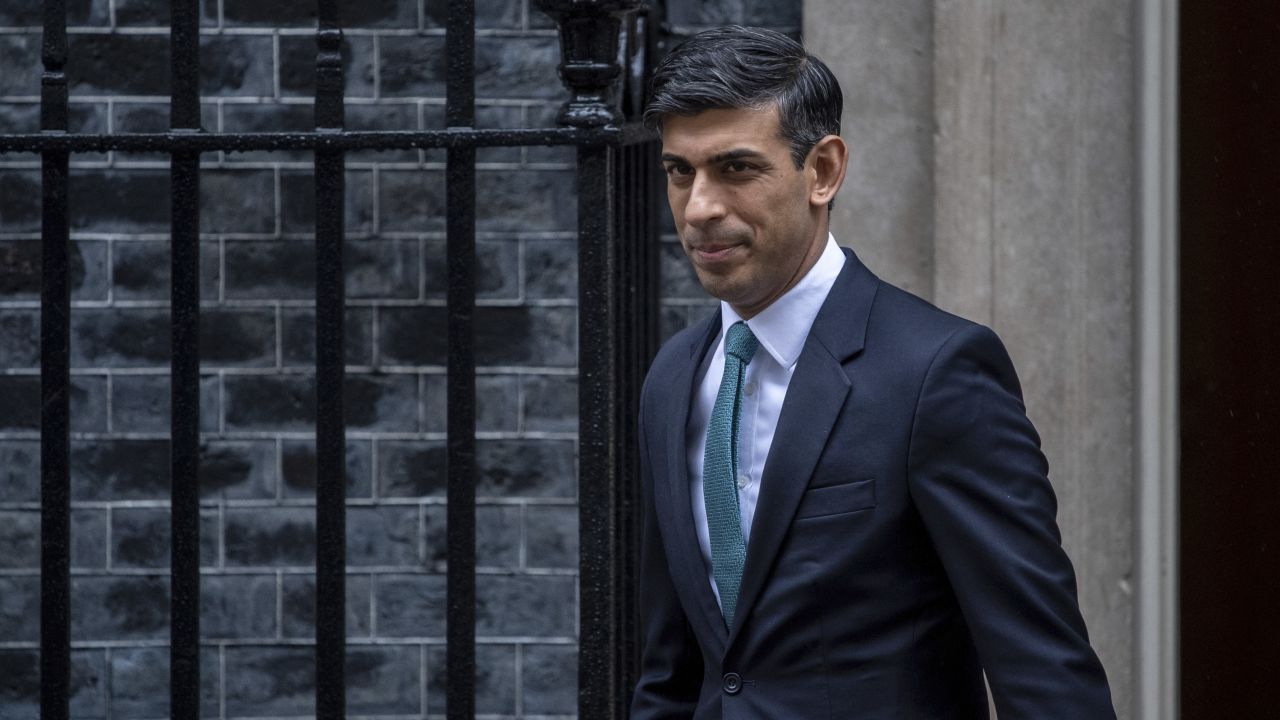 Der britische Premierminister Rishi Sunak verlässt die Downing Street am 8. März 2023.