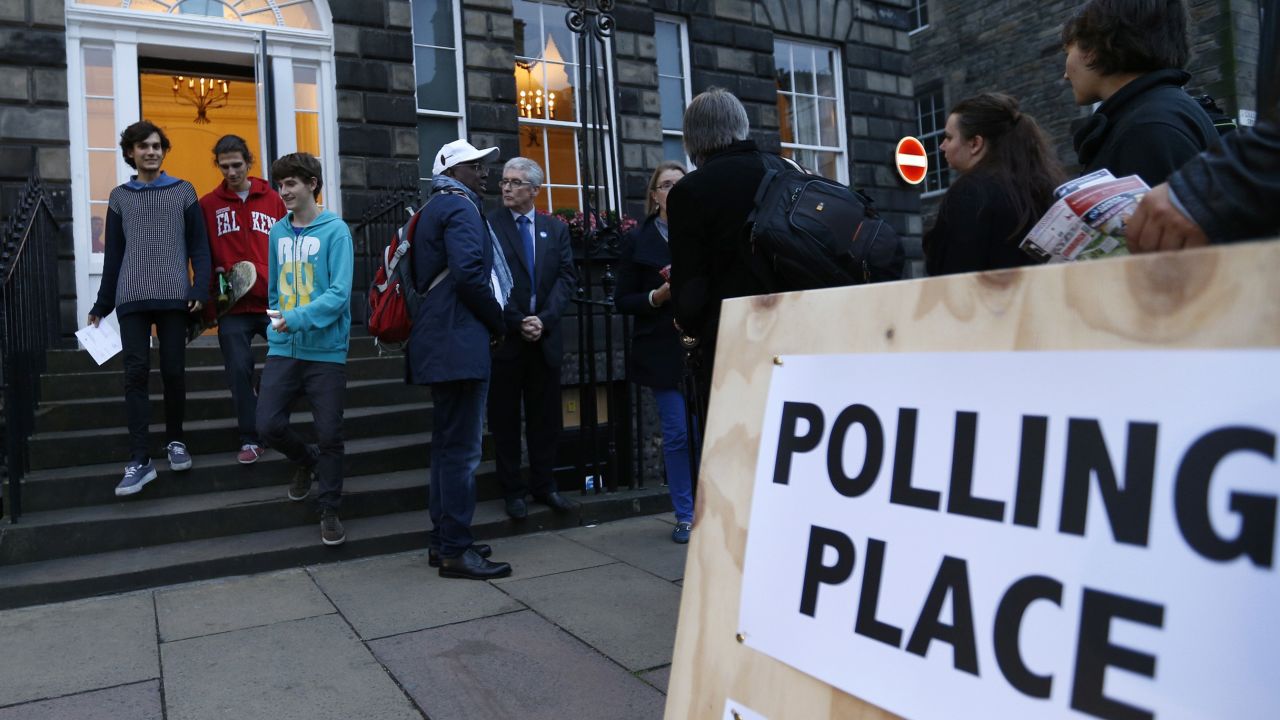 Junge Wähler gaben am 18. September 2014 in Edinburgh, Schottland, ihre Stimme über die Unabhängigkeit Schottlands ab. 