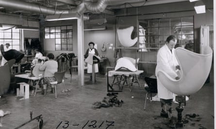 Produktion des Egg Chair in Dänemark im Jahr 1963