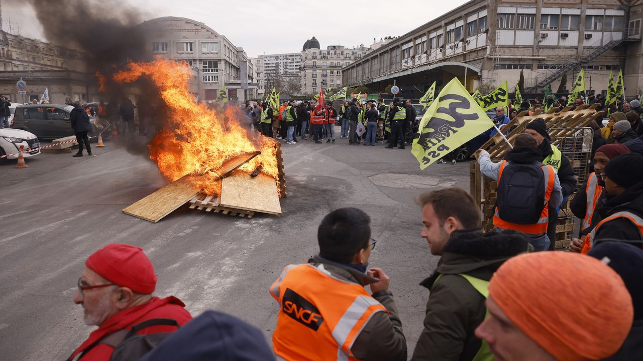 Streikende Eisenbahner demonstrieren am Bahnhof Gare de Lyon in der Nähe brennender Paletten.