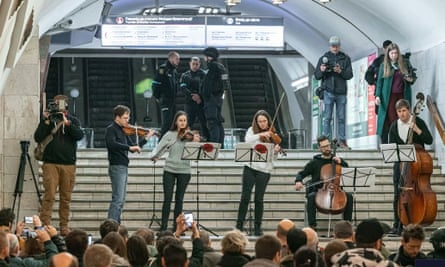 With Fire and Rage zeigt Aufnahmen von Konzerten in ukrainischen Metrostationen.