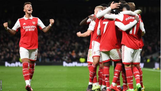 Arsenal feiert nach seinem Tor gegen Tottenham
