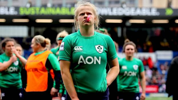 Die irischen Spieler sehen nach der Niederlage gegen Wales enttäuscht aus