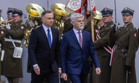 Der polnische Präsident Andrzej Duda (L) überprüft eine militärische Ehrengarde während einer Begrüßungszeremonie vor dem Präsidentenpalast in Warschau, Polen, 16. März 2023. Polens Präsident sagte am Donnerstag, dass sein Land plant, der Ukraine rund ein Dutzend MiG-29-Kampfflugzeuge zu geben .