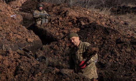 Ein ukrainischer Soldat hebt am Samstag einen Graben außerhalb von Bakhmut aus