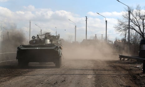Ein ukrainischer gepanzerter Mannschaftstransporter auf einer Straße außerhalb von Bakhmut.