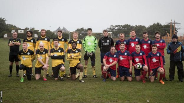 Woolpack Wanderers und Garrison Gunners posieren für ein Teamfoto