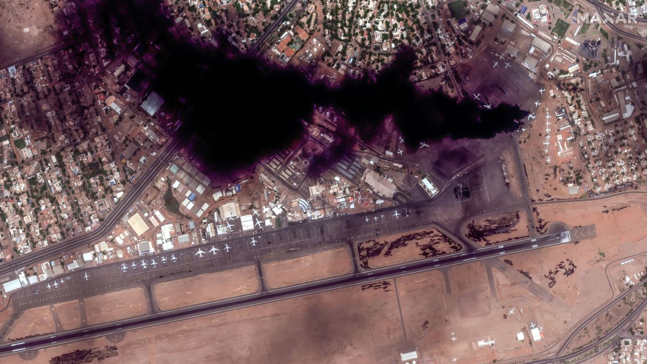Satellitenbilder der Rauchfahne am internationalen Flughafen von Khartum am Sonntag.