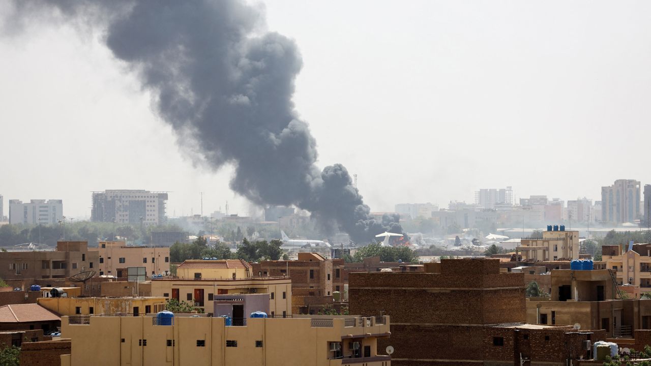 Während der Zusammenstöße am 17. April steigt Rauch aus brennenden Flugzeugen im Flughafen von Khartum auf. 