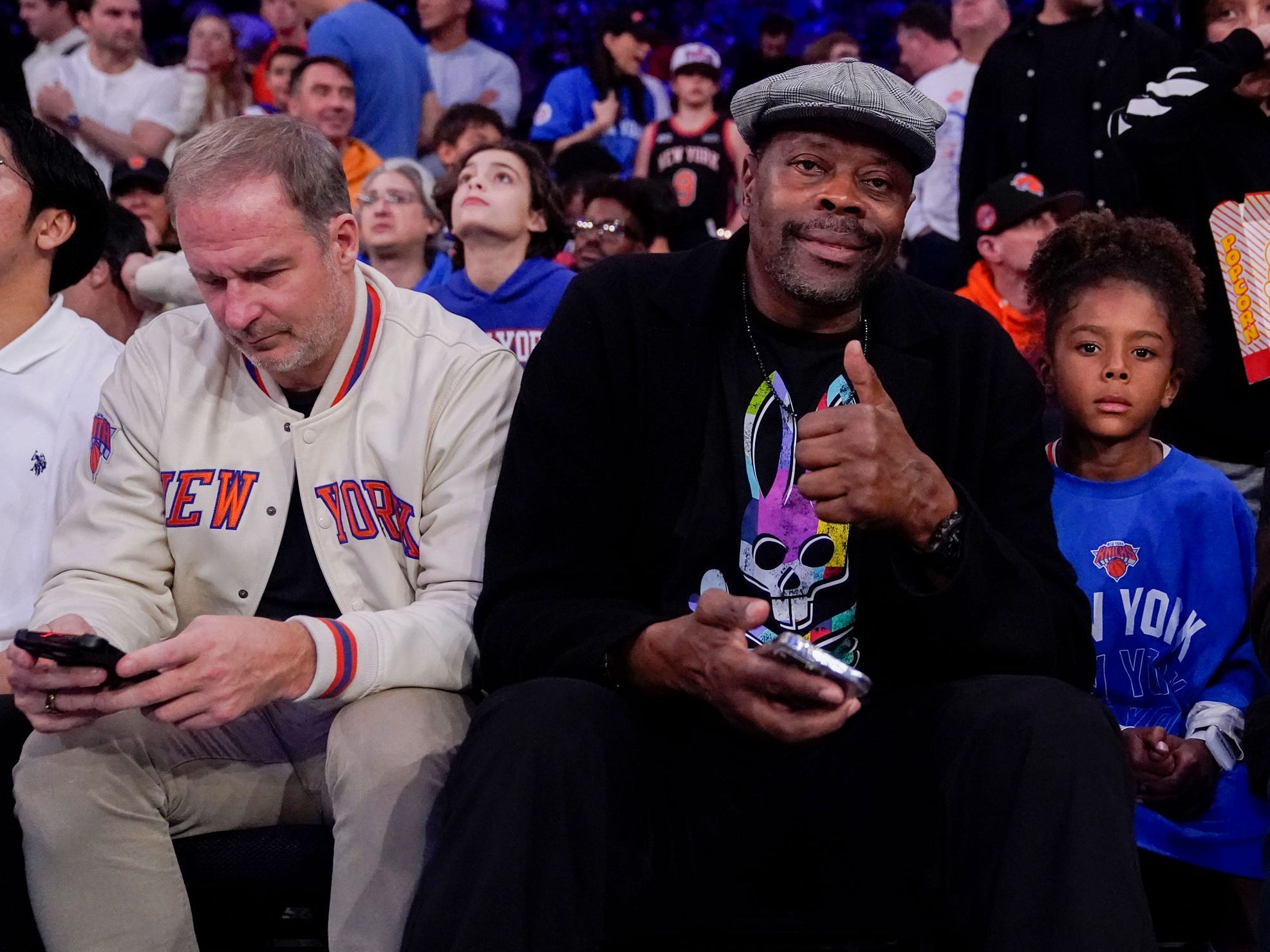 Patrick Ewing zeigt im Madison Square Garden auf Kameras.