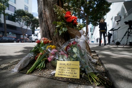 Blumen vor dem Gebäude, vor dem Bob Lee in San Francisco tödlich erstochen wurde.