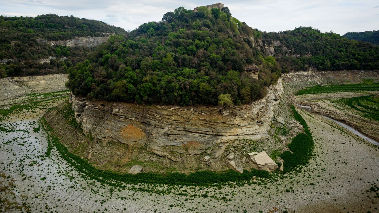 Der ausgetrocknete und fast leere Fluss Ter ist am Sau-Stausee zu sehen.  Spanien ist in eine Zeit chronischer Dürre eingetreten. 