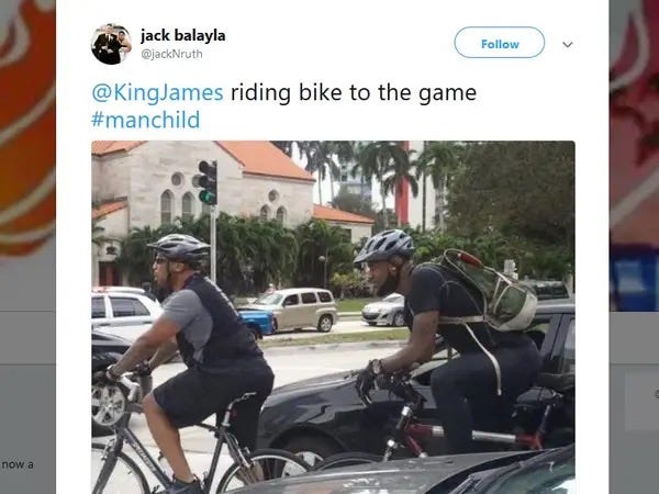 LeBron James fährt Fahrrad.