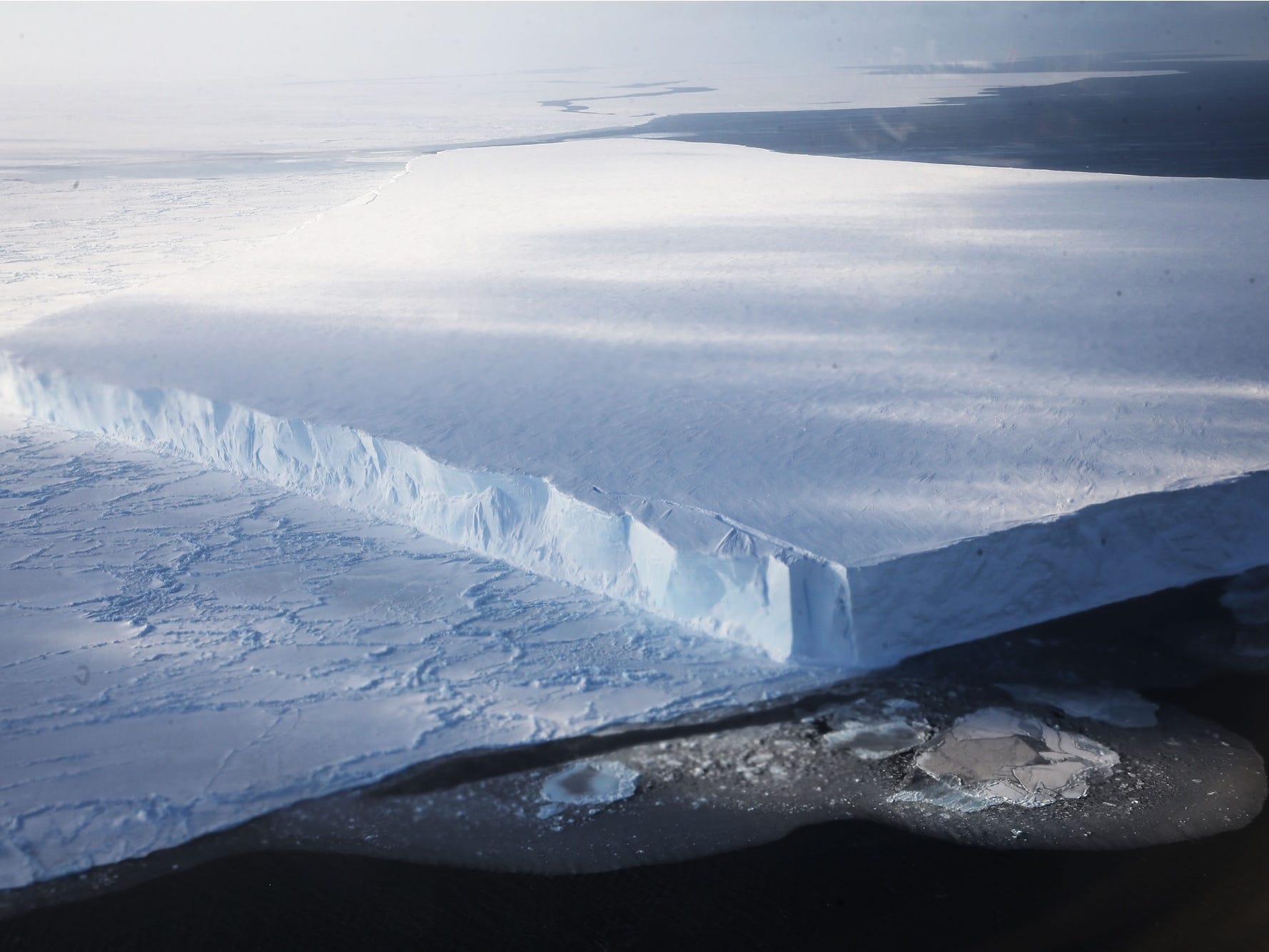 Riesiger Tafeleisberg Antarktis GettyImages 620132204