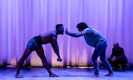 Keine Samt-Trainingsanzüge … Ira Mandela Siobhan als Nugget und Ethan Kai als Alan Strang in Equus.