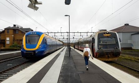 Norwegische und schwedische Züge treffen sich am abgelegenen Bahnhof Storlien nahe der Grenze zwischen den beiden Ländern.