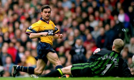 Arsenals Marc Overmars erzielt im März 1998 im Old Trafford den Siegtreffer gegen Manchester United