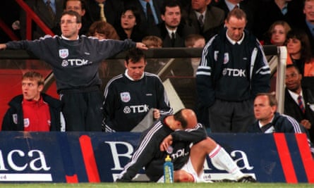 Attilio Lombardo sieht von der Bank aus zu, wie Crystal Palace im April 1998 zu Hause gegen Manchester United mit 0:3 verliert