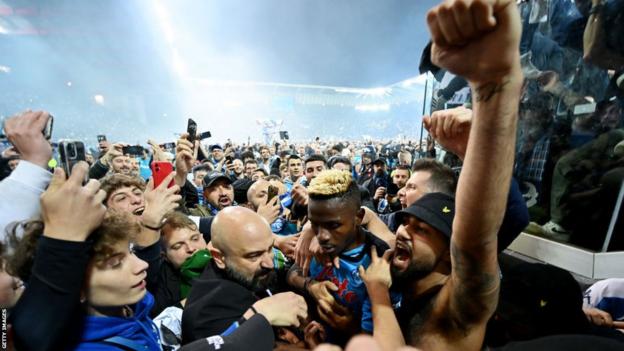 Napoli-Fans um Victor Isimhen