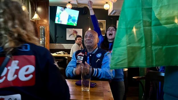 Ein Napoli-Fan weint in einem Londoner Pub