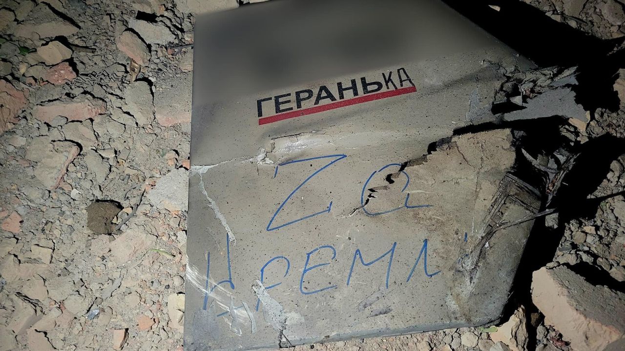 Vom ukrainischen Militär veröffentlichte Fotos zeigen die offensichtlichen Markierungen auf russischen Drohnen, die auf Odessa abzielen.