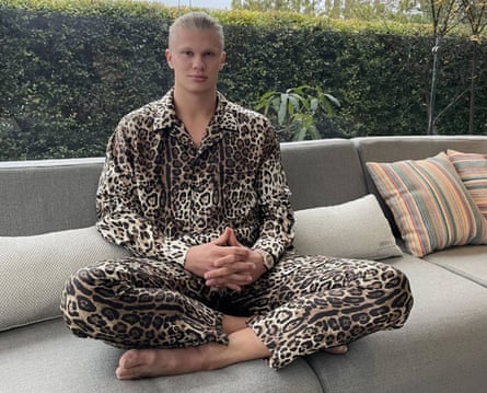 Erling Haaland im Pyjama mit Leopardenmuster