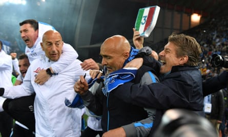 Ein fassungsloser Luciano Spalletti wird nach dem Schlusspfiff gegen Udinese von Napoli-Mitarbeitern bedrängt.