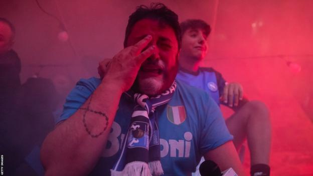 Ein Napoli-Fan weint vor Freude, nachdem sein Team die Serie A gewonnen hat